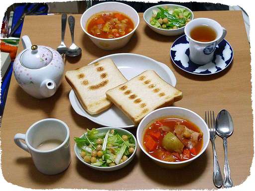 トマトスープ、豆のサラダ