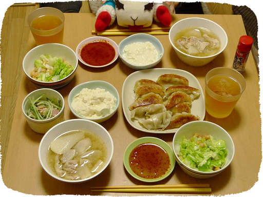 餃子、大根スープ、ヒヨコ豆サ...