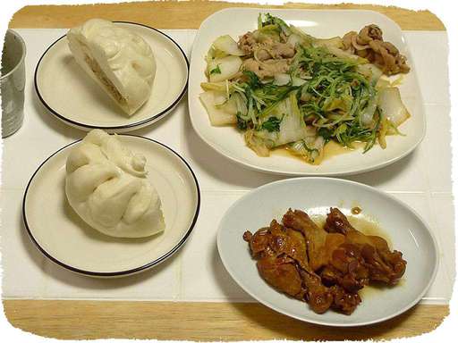 篭蔵の肉まんと野菜炒め