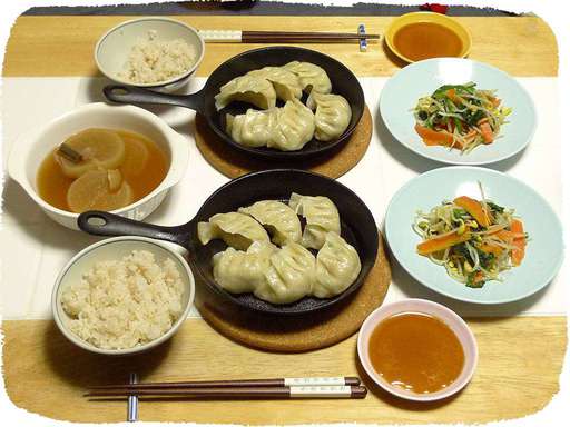 篭蔵の鉄鍋餃子、もやしほうれ...