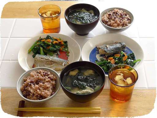 サバ味噌煮、赤飯、ノリ汁