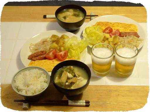 オムレツ、ソーセージ、サラダ