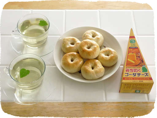 レモンバームティー、ベーグル...