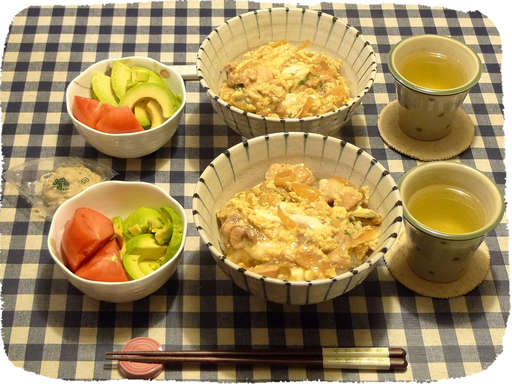 親子丼、アボカドサラダ