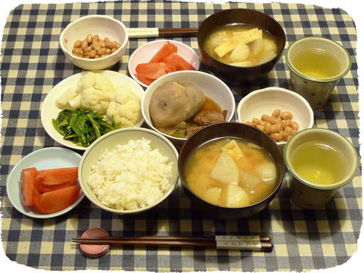 サトイモの味噌汁、蒸し野菜ほ...