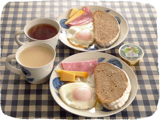 ライ麦パンとハムとゴーダチー...
