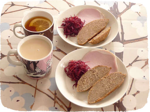 ライ麦パン、にんじんソテー、...
