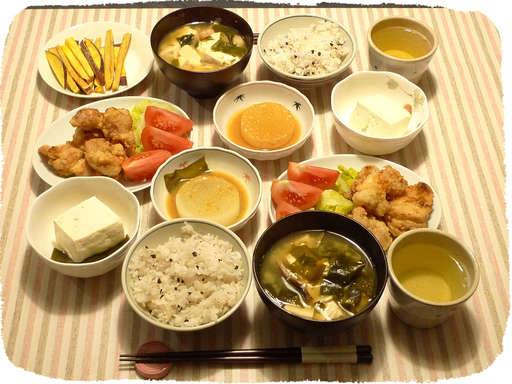 鳥のから揚げ、大根、味噌汁