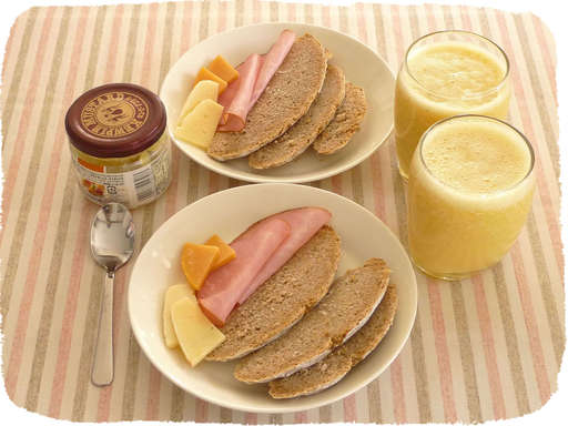 ライ麦パンとハムとチーズ