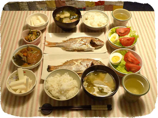 イシモチの塩焼き、味噌汁、サ...