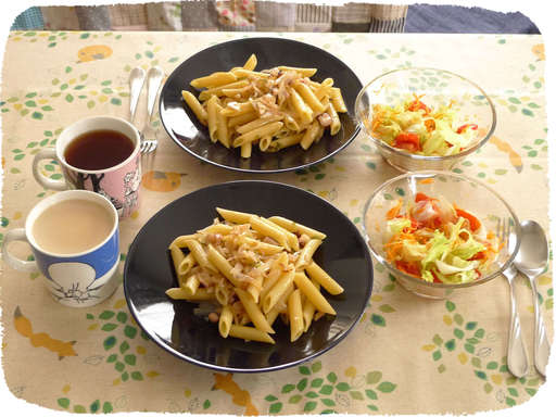 ペンネのペペロンチーノ、サラ...