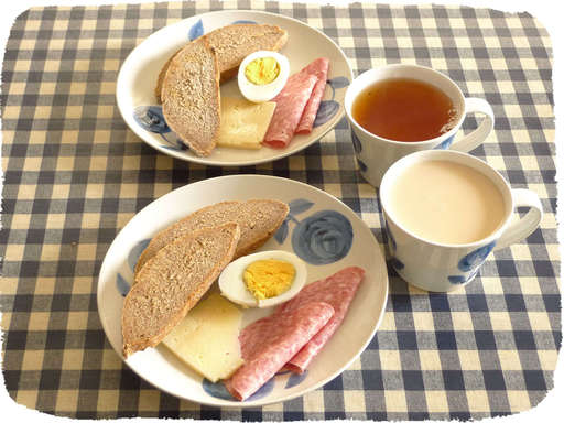 ライ麦パンとハムとたまご