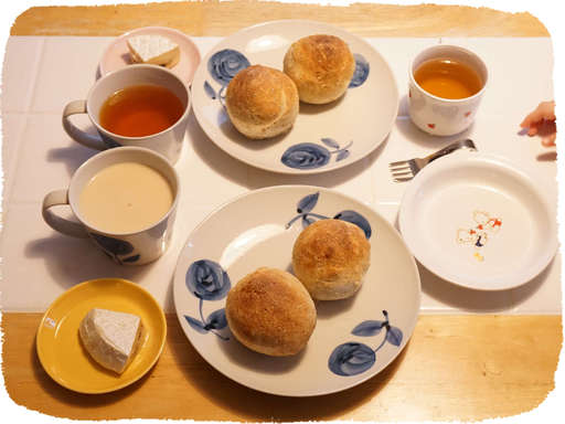 丸パンの朝食